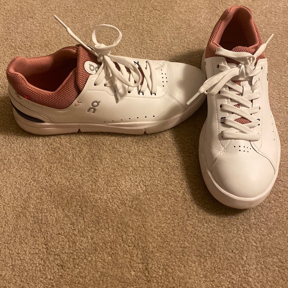 On cloud The Roger sneakers.